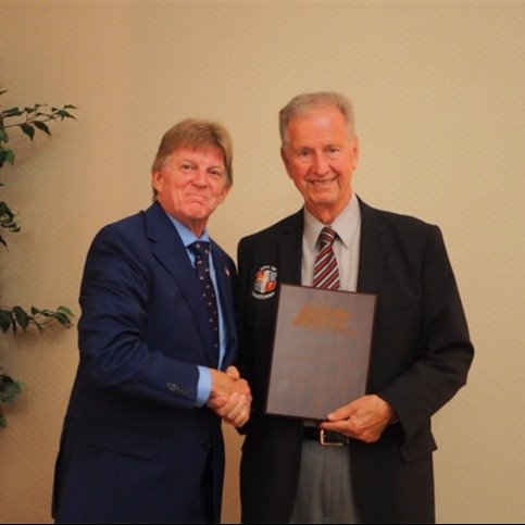 Photo of Mayor Kuntz receiving CGMC award